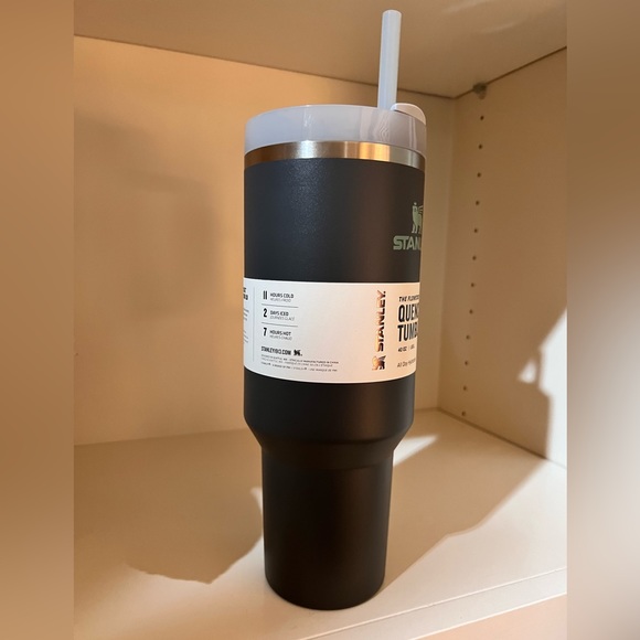 🎉LAST PIECE🎉 Stanley 40 oz. Quencher H2.0 FlowState Tumbler Charcoal - Picture 7 of 8